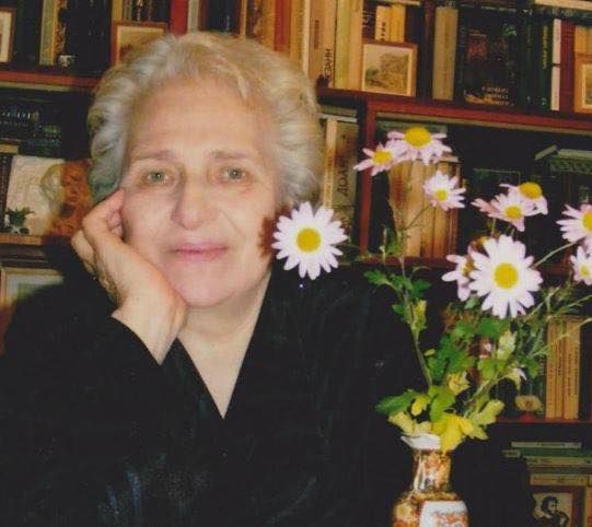 Її рядки пахнуть буковинськими садами, шумлять тополями й відлунюють у серці